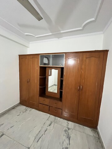 Room in 2 BHK Builder Floor at Sikanderpur Ghosi – for Rent