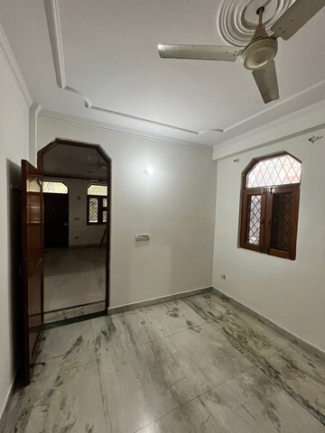 Room in 2 BHK Builder Floor at Sikanderpur Ghosi – for Rent