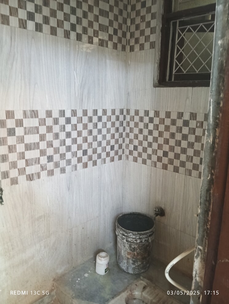 Bathroom, dilshad garden 3 Bedroom 900 Sq.Ft. Apartment In Dilshad Garden Delhi 8617587