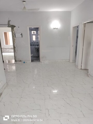 Room in 3 BHK Apartment at Vasant Kunj – for Rent