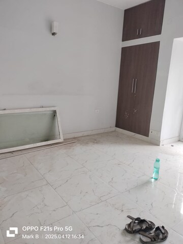 Room in 3 BHK Apartment at Vasant Kunj – for Rent