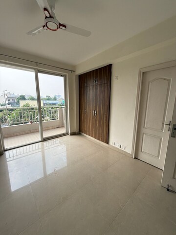 Room in 3 BHK Apartment at DLF The Skycourt, Sector 86 – for Sale