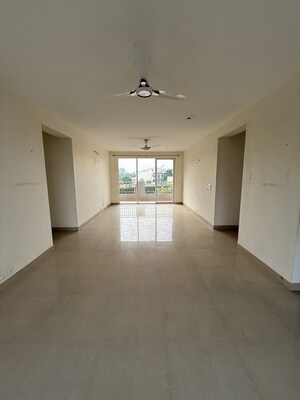 Room in 3 BHK Apartment at DLF The Skycourt, Sector 86 – for Sale