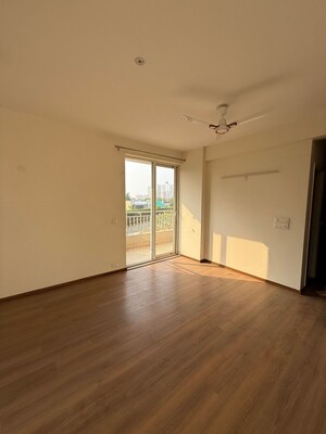 Room in 3 BHK Apartment at DLF The Skycourt, Sector 86 – for Sale