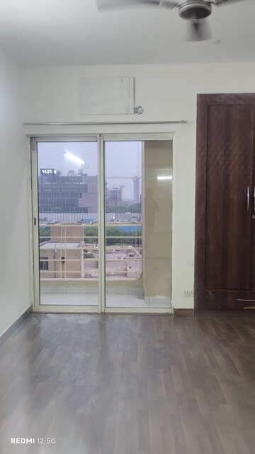 Room in 2 BHK Apartment at Paras Tierea, Sector 137 – for Rent