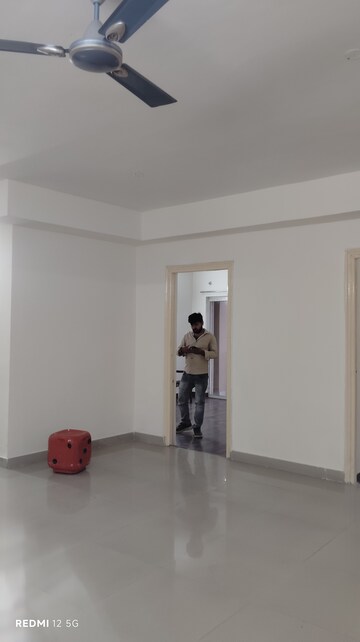 Room in 2 BHK Apartment at Paras Tierea, Sector 137 – for Rent