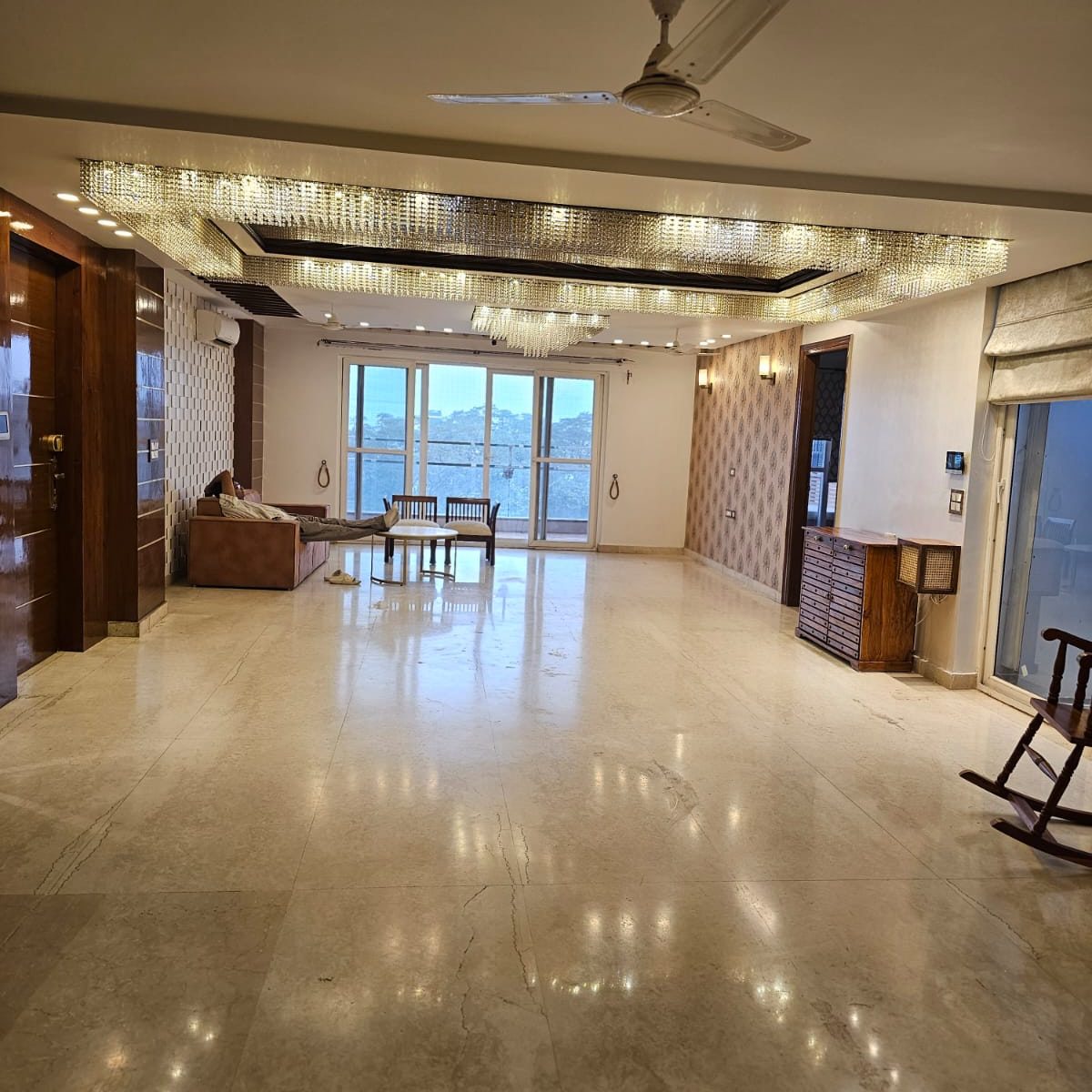 4 BHK + Servant Room 300 Sq.Yd. Builder Floor in Hong Kong Bazaar