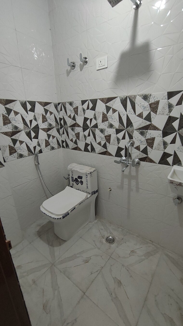 Attached Bathroom, khanpur 2 Bedroom 65 Sq.Yd. Apartment In Khanpur Delhi 8617767