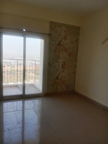 Room in 3 BHK Apartment at Amrapali Dream Valley, Tech Zone 4 Greater Noida – for Rent
