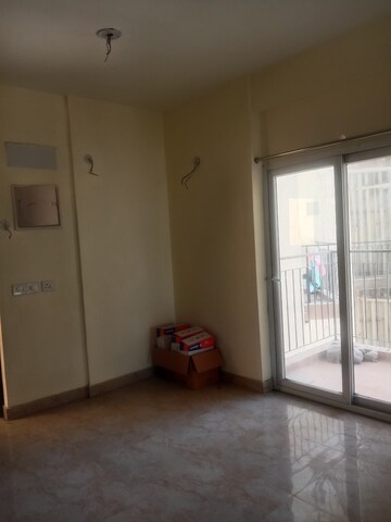 Room in 3 BHK Apartment at Amrapali Dream Valley, Tech Zone 4 Greater Noida – for Rent