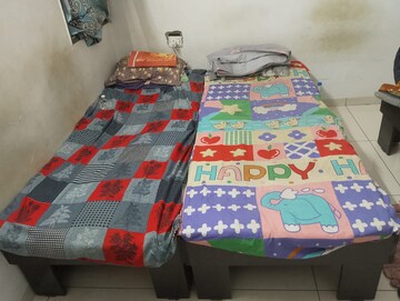 Room in 6+ BHK Apartment at Jivrajpark – for Rent