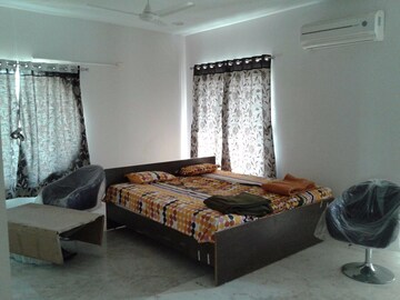 Bedroom in 6+ BHK Apartment at Jivrajpark – for Rent