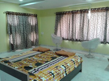 Bedroom in 6+ BHK Apartment at Jivrajpark – for Rent