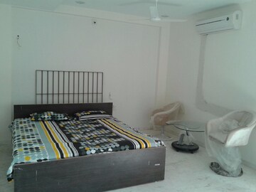 Bedroom in 6+ BHK Apartment at Jivrajpark – for Rent