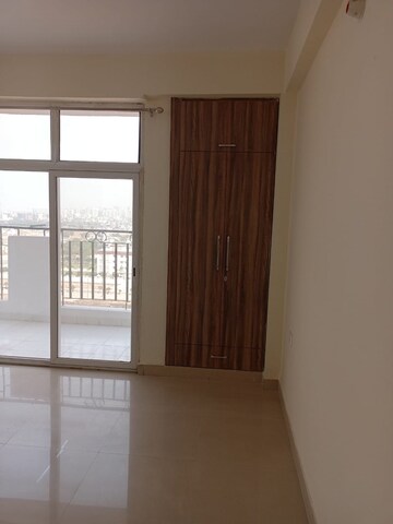 Room in 2.5 BHK Apartment at Nirala Aspire, Sector 16 Greater Noida – for Rent