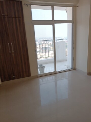 Room in 2.5 BHK Apartment at Nirala Aspire, Sector 16 Greater Noida – for Rent