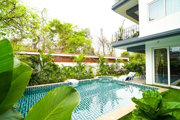 Swimming Pool in 5 BHK Villa at Moira – for Sale