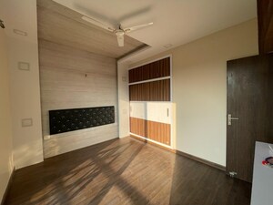 Room in 3 BHK Builder Floor at BPTP Amstoria, Sector 102 – for Sale