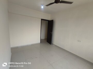 Room in 3 BHK Apartment at Lake Primrose, Powai – for Rent