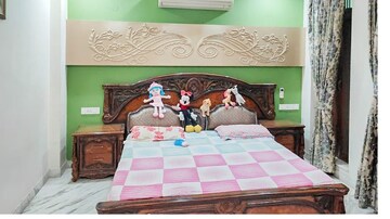 Bedroom in 3 BHK Apartment at Relaxo Apartment, Sector 46 – for Rent
