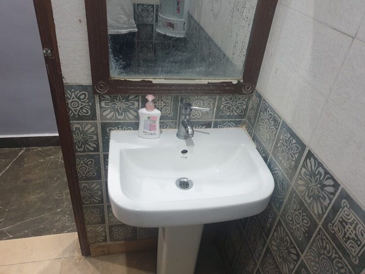 Bathroom, alpha 1 greater noida 2 Bedroom 60 Sq.Mt. Independent House In Alpha 1 Greater Noida Greater Noida 8618366