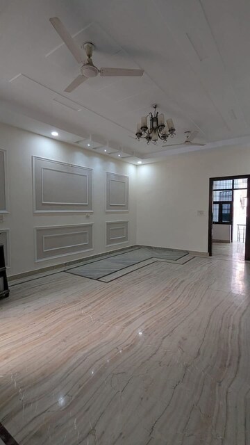 Room in 4 BHK Builder Floor at Green Fields Colony – for Rent