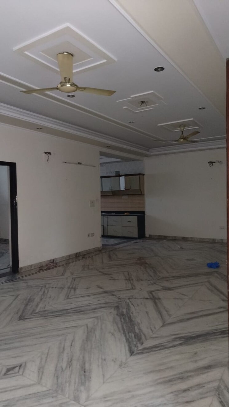 Room, dwarka-complex 4 Bedroom 300 Sq.Yd. Independent House In Sector 16 Faridabad 8618480