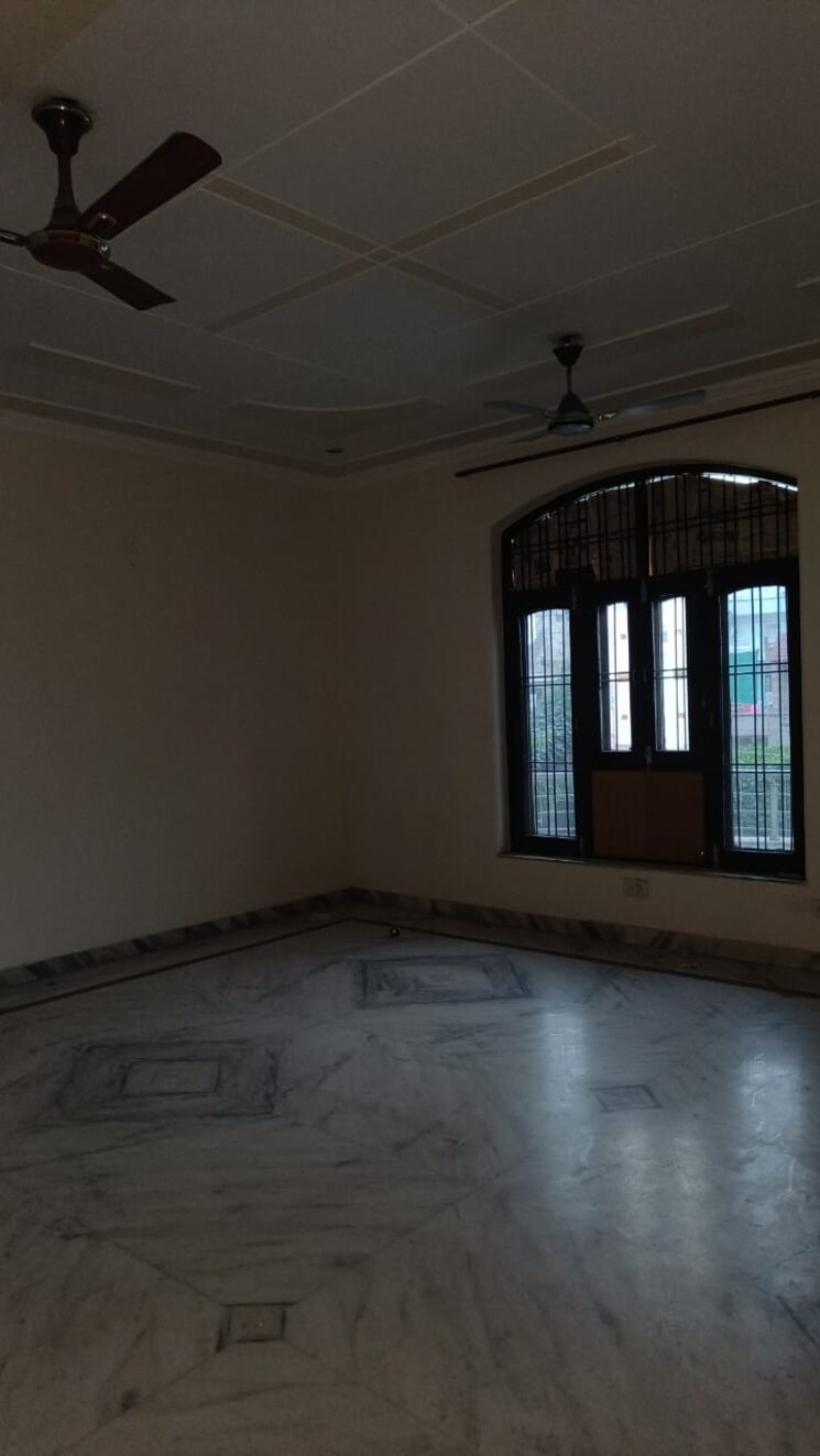 Room, dwarka-complex 4 Bedroom 300 Sq.Yd. Independent House In Sector 16 Faridabad 8618480