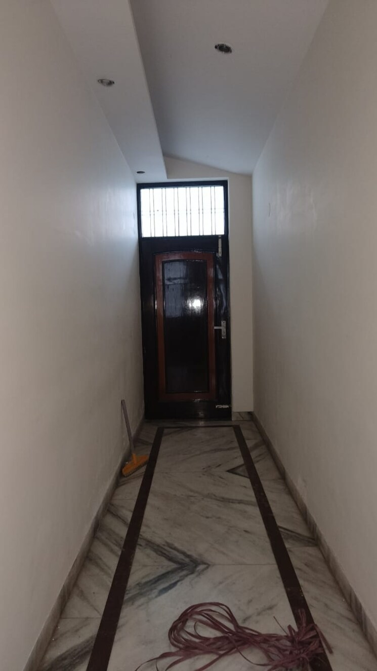 Room, dwarka-complex 4 Bedroom 300 Sq.Yd. Independent House In Sector 16 Faridabad 8618480