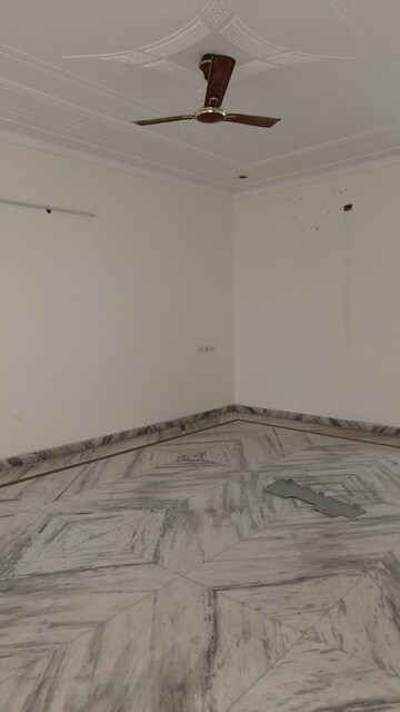 Room in 4 BHK Independent House at Dwarka Complex, Sector 16 – for Rent
