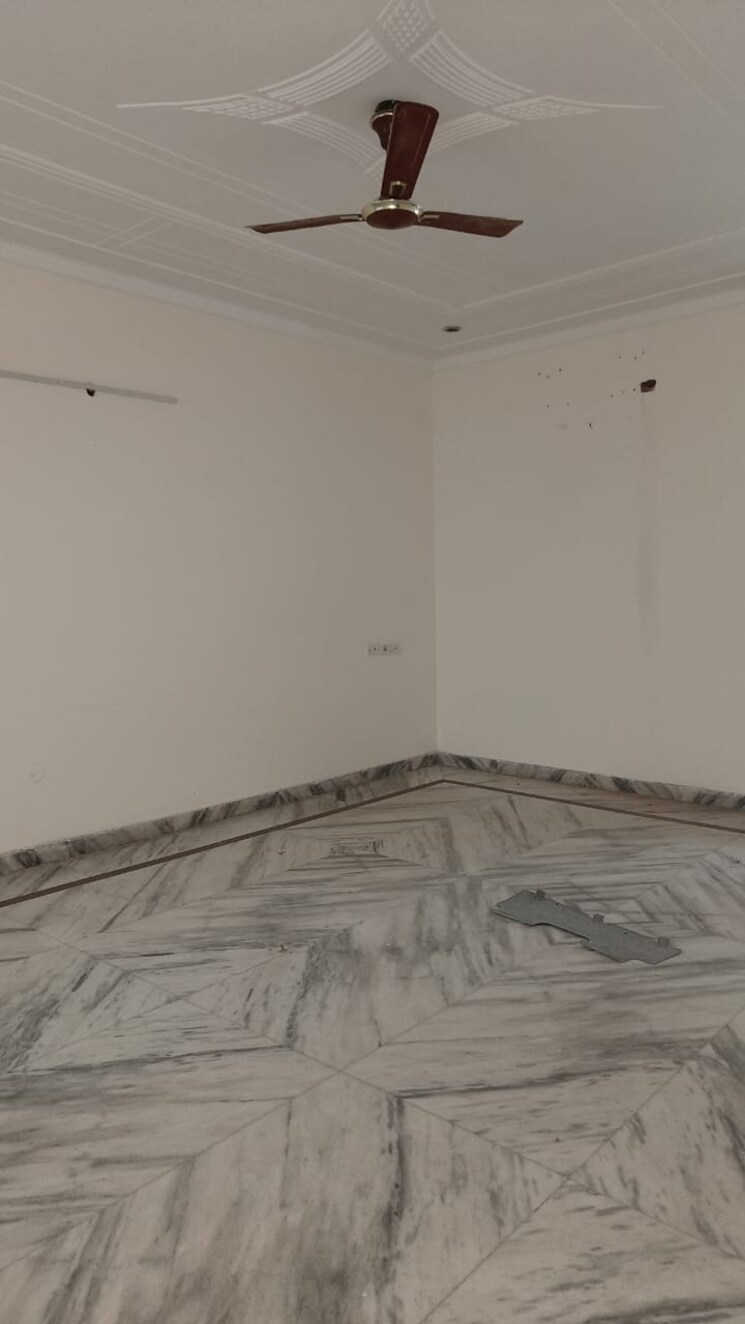 Room, dwarka-complex 4 Bedroom 300 Sq.Yd. Independent House In Sector 16 Faridabad 8618480