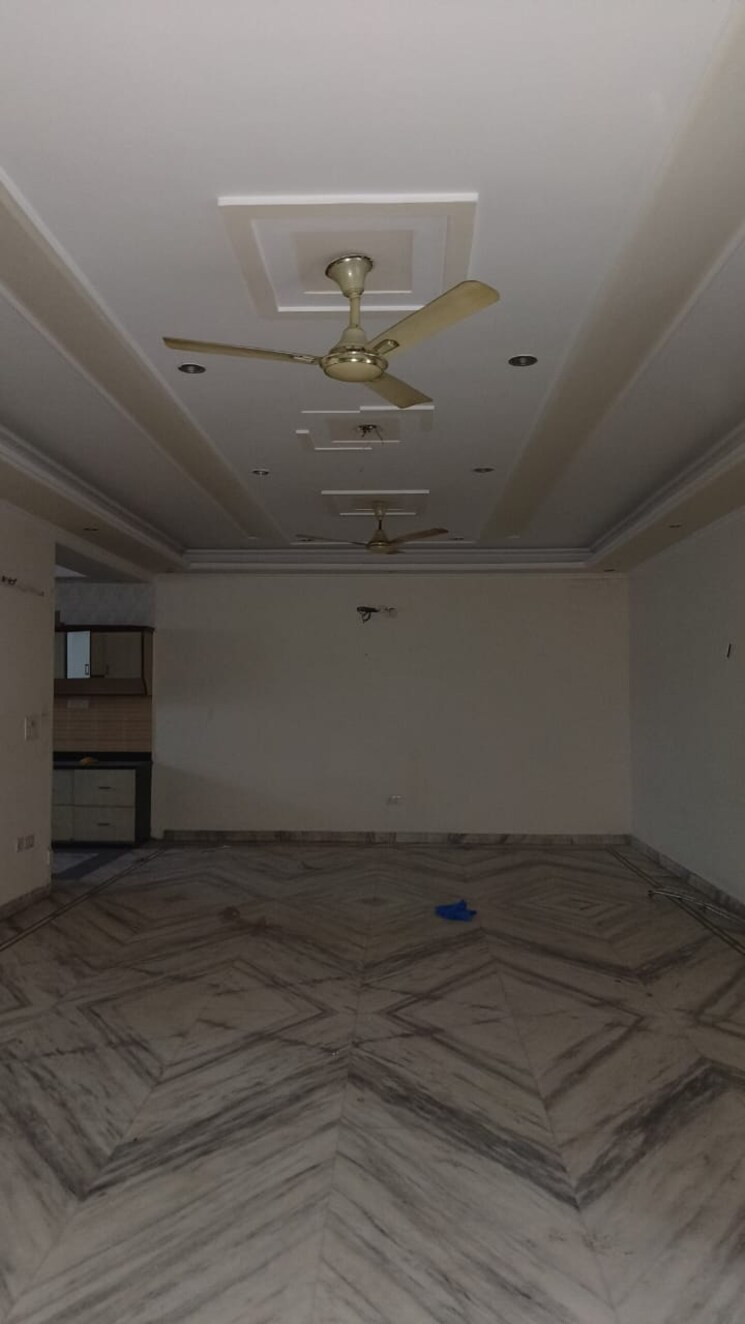 Room, dwarka-complex 4 Bedroom 300 Sq.Yd. Independent House In Sector 16 Faridabad 8618480