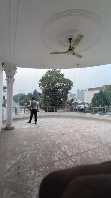 Parking in 4 BHK Independent House at Dwarka Complex, Sector 16 – for Rent