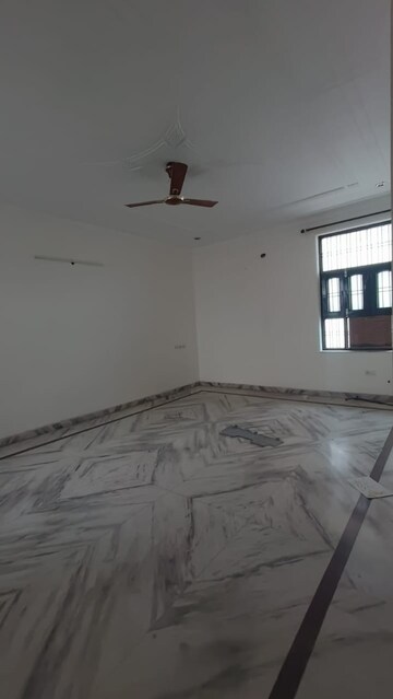 Room in 4 BHK Independent House at Dwarka Complex, Sector 16 – for Rent
