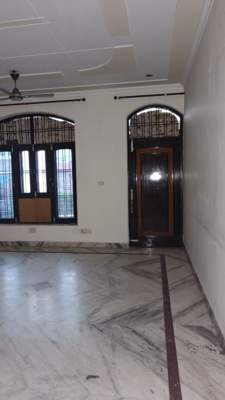 Room, dwarka-complex 4 Bedroom 300 Sq.Yd. Independent House In Sector 16 Faridabad 8618480
