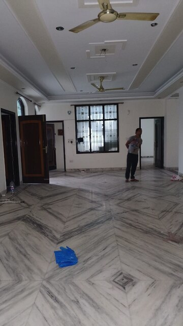Room in 4 BHK Independent House at Dwarka Complex, Sector 16 – for Rent