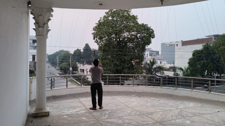  Parking, dwarka-complex 4 Bedroom 300 Sq.Yd. Independent House In Sector 16 Faridabad 8618480