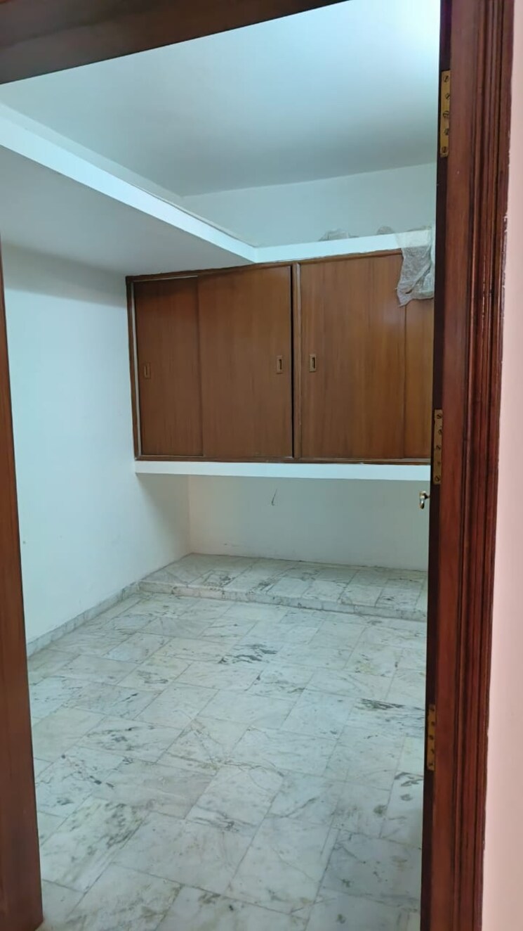 Room, dwarka-complex 4 Bedroom 300 Sq.Yd. Independent House In Sector 16 Faridabad 8618480