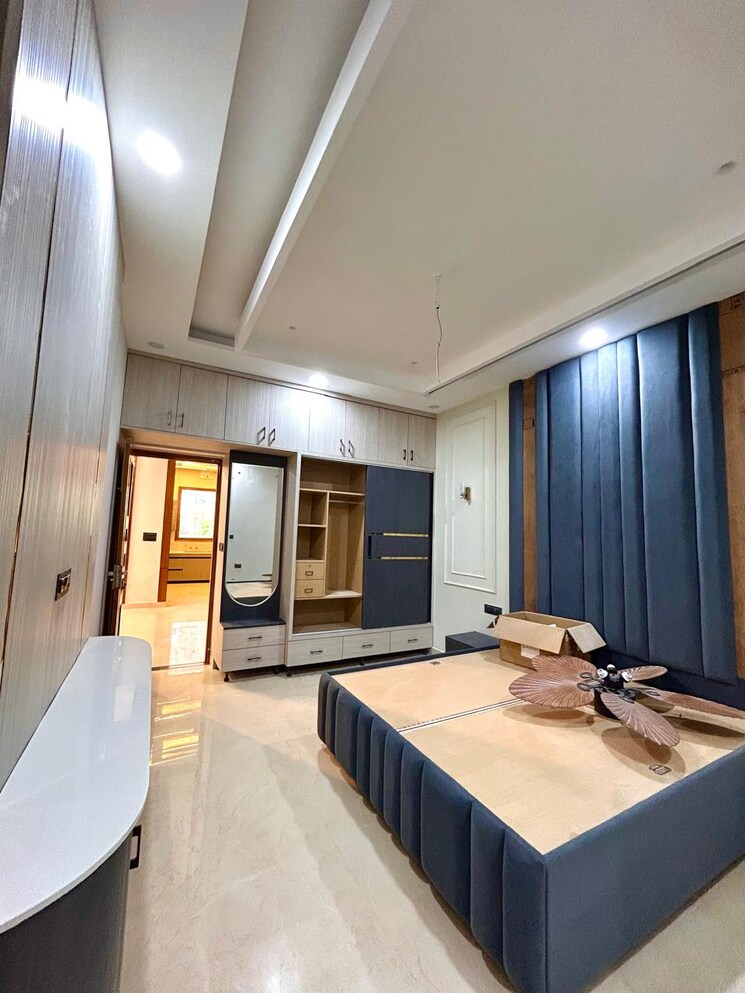 Room, sector 125 5 Bedroom 233 Sq.Yd. Independent House In Sector 125 Mohali 8618515