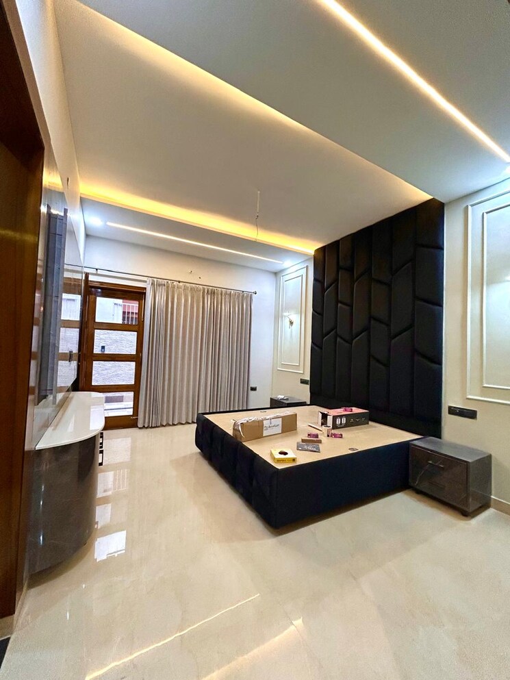 Room, sector 125 5 Bedroom 233 Sq.Yd. Independent House In Sector 125 Mohali 8618515