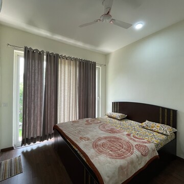 Bedroom in 4 BHK Builder Floor at BPTP Amstoria, Sector 102 – for Rent