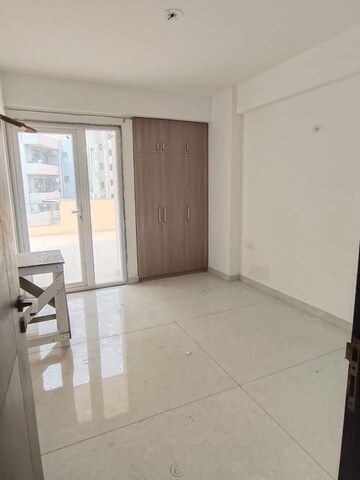 Room in 5 BHK Apartment at Sector 52 – for Rent