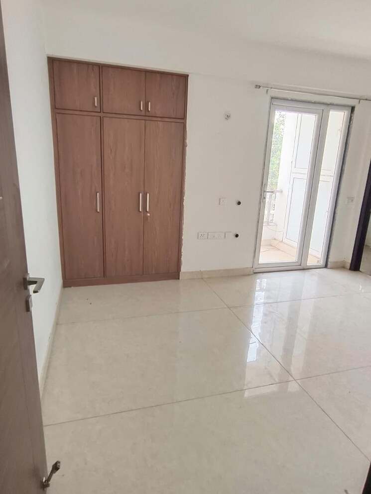 Room, sector 52 5 Bedroom 3300 Sq.Ft. Apartment In Sector 52 Gurgaon 8618584