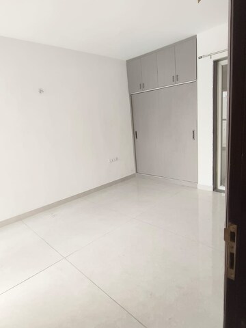 Room in 5 BHK Apartment at Sector 52 – for Rent