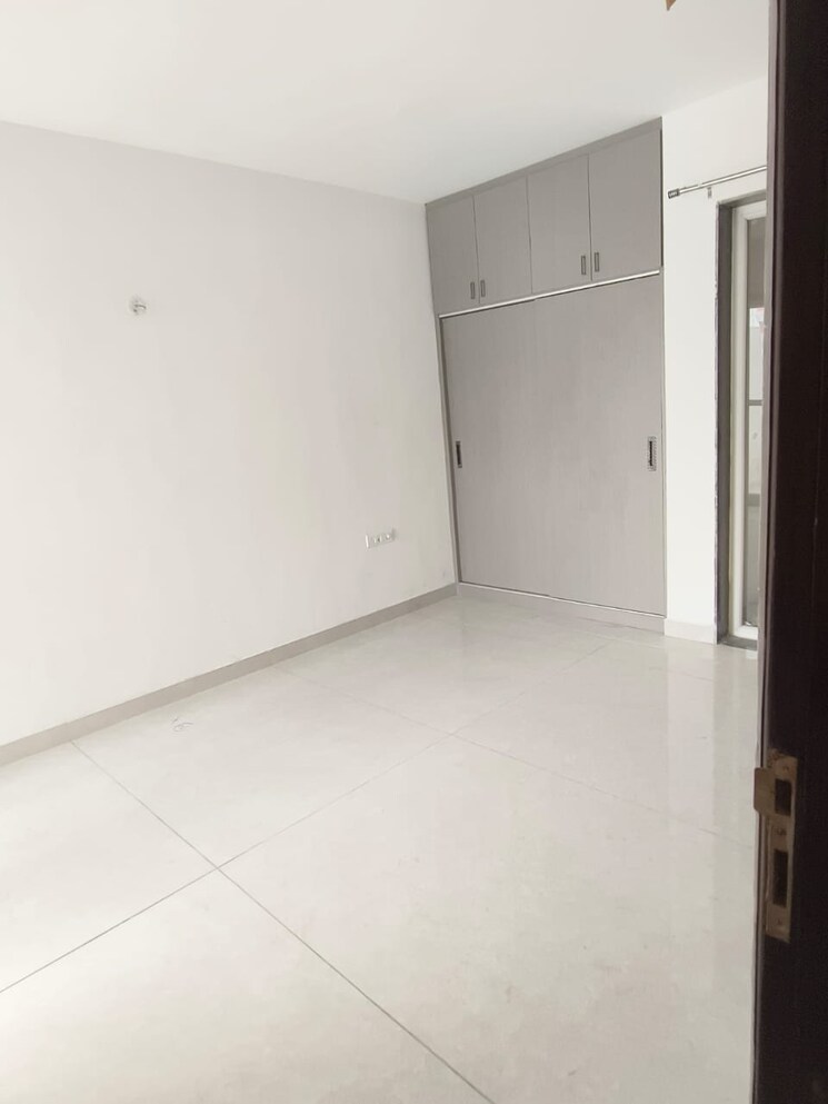 Room, sector 52 5 Bedroom 3300 Sq.Ft. Apartment In Sector 52 Gurgaon 8618584