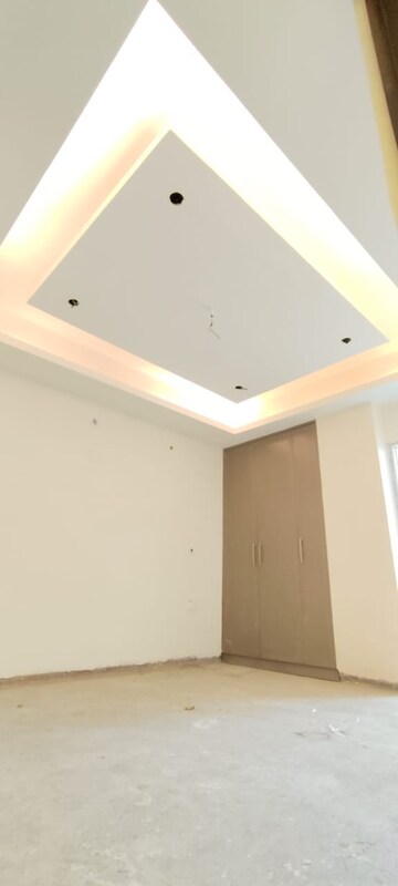 Furnished Amenities in 3 BHK Builder Floor at Phi Iv Greater Noida – for Sale