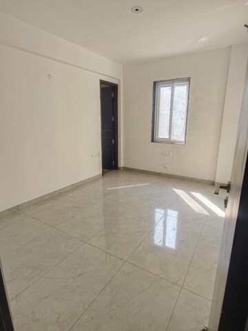 Room in 5 BHK Apartment at Sector 52 – for Sale