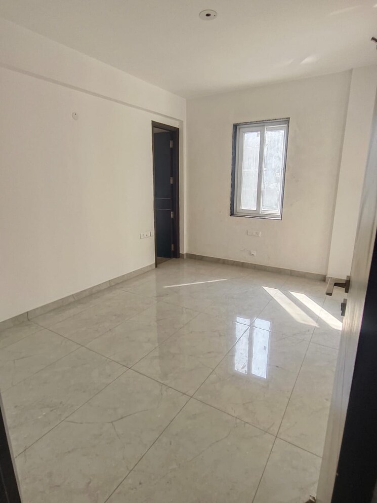 Room, sector 52 5 Bedroom 3300 Sq.Ft. Apartment In Sector 52 Gurgaon 8618636