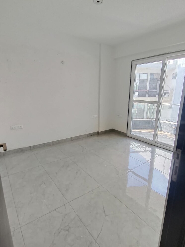 Room, sector 52 5 Bedroom 3300 Sq.Ft. Apartment In Sector 52 Gurgaon 8618636