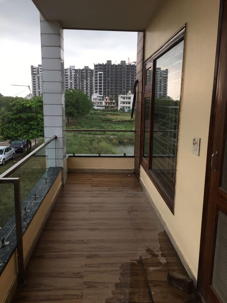 Balcony, parklands 3 Bedroom 300 Sq.Yd. Builder Floor In Sector 85 Faridabad 8618675